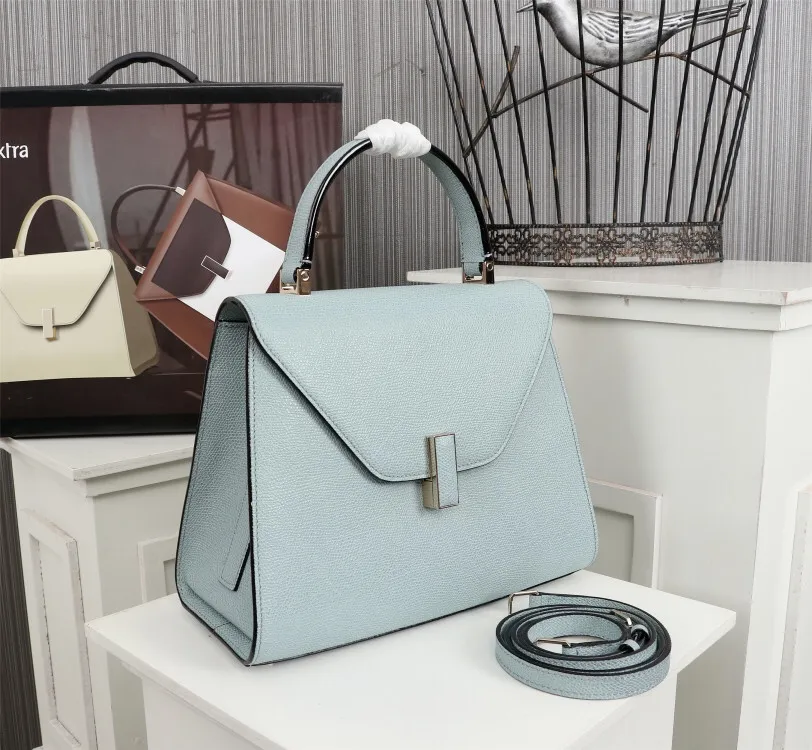 In stock👉Original medium size light blue👉Valextra Valextra Iside, known as Italian Hermès, is one of the most representative designs of Valextra. There is no obvious logo, but the simple collective line design is very recognizable, full of architectural art, and shows a capable and intellectual style. It is made of imported palm-print lining cowhide, with up to five stitches of handwork, and the shiny oil edges test the skill of the craftsman. Medium size: 26cm【6627#】
